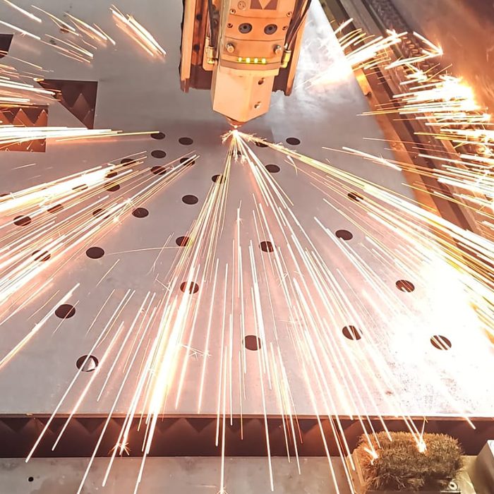 Fiberlaser snijdt een plaat, met vonken